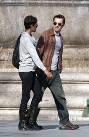 Halle Berry strolls through Paris 18.3.2012_02.jpg