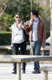 Halle Berry strolls through Paris 18.3.2012_04.jpg