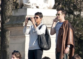 Halle Berry strolls through Paris 18.3.2012_06.jpg