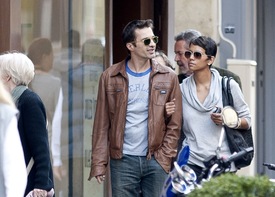 Halle Berry strolls through Paris 18.3.2012_07.jpg