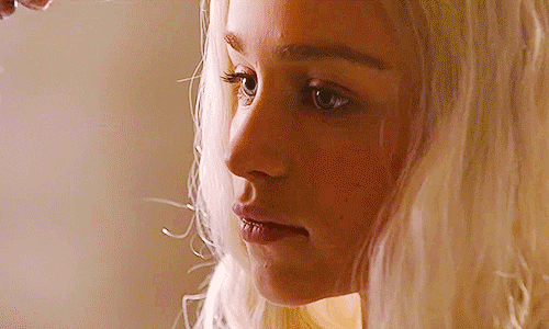 Emilia Clarke0697.gif