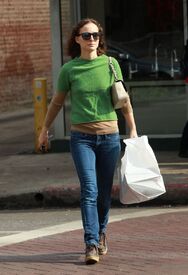natalie-portman-out-in-beverly-hills_1.jpg