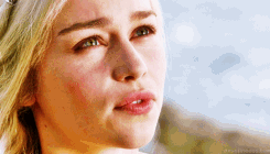 Emilia Clarke0686.gif
