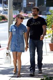Diane Kruger 2014-03-18 - shopping on Sunset Plaza 013.jpg