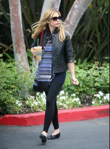 20562_celeb_city.org_Sarah_Michelle_Gellar_Starbucks_in_Beverly_Hills_06_122_493lo.jpg