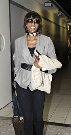 Naomi_Campbell_arriving_at_Heathrow_airport_08.jpg