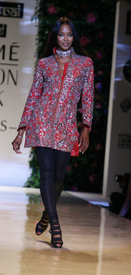 Naomi_Campbell_walks_ramp_at_LFW_01.jpg