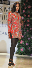 Naomi_Campbell_walks_ramp_at_LFW_02.jpg