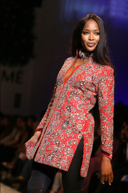 Naomi_Campbell_walks_ramp_at_LFW_04.jpg