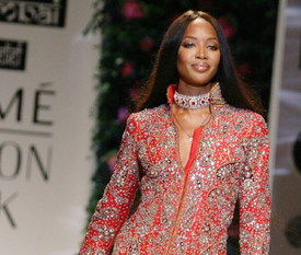 Naomi_Campbell_walks_ramp_at_LFW_06.jpg