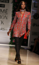 Naomi_Campbell_walks_ramp_at_LFW_07.jpg