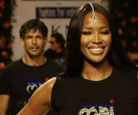 Naomi_Campbell_walks_ramp_at_LFW_10.jpg