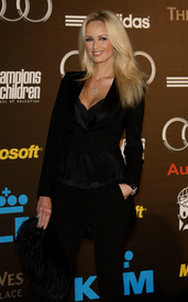 celebrity_paradise.com_TheElder_AdrianaKarembeu2010_04_08_ChampionsForChildren2.jpg