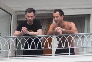 jude_law_shirtless_rio_02.jpg