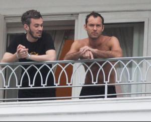 jude_law_shirtless_rio_08.jpg