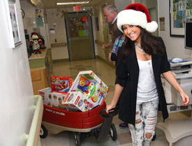 celebrity-paradise.com-The_Elder-Adrienne_Bailon_2009-12-23_-_Visits_Children_At_The_Beth_Israel_Medical_Center_361.jpg