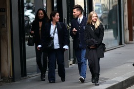 celebrity_paradise.com_TheElder_AmandaSeyfried2011_04_04_walkingwithfriendsinParis18.jpg
