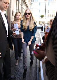 Celebutopia_NET.Amanda_Seyfried_exits_from_BBC_One_Radio_in_London.04_08_2011.HQ.3.jpg