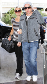 celebrity_paradise.com_ParisHilton2011_04_03_AtLAXAirportTheElder_2.jpg