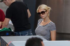celebrity_paradise.com_ParisHilton2011_04_03_AtLAXAirportTheElder_24.jpg