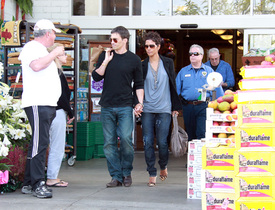 celebrity_paradise.com_TheElder_HalleBerry2011_04_24_groceryshoppinginBeverlyHills1.jpg