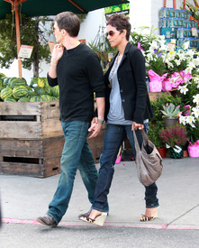 celebrity_paradise.com_TheElder_HalleBerry2011_04_24_groceryshoppinginBeverlyHills10.jpg