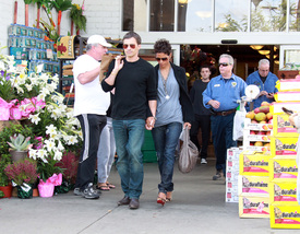 celebrity_paradise.com_TheElder_HalleBerry2011_04_24_groceryshoppinginBeverlyHills11.jpg