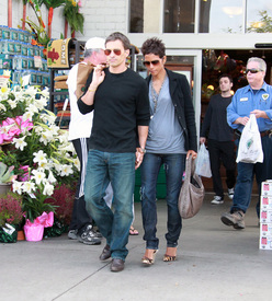 celebrity_paradise.com_TheElder_HalleBerry2011_04_24_groceryshoppinginBeverlyHills12.jpg