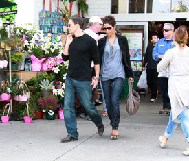 celebrity_paradise.com_TheElder_HalleBerry2011_04_24_groceryshoppinginBeverlyHills4.jpg