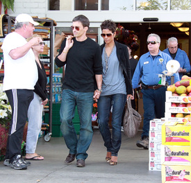 celebrity_paradise.com_TheElder_HalleBerry2011_04_24_groceryshoppinginBeverlyHills5.jpg