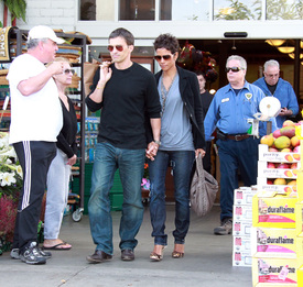 celebrity_paradise.com_TheElder_HalleBerry2011_04_24_groceryshoppinginBeverlyHills6.jpg