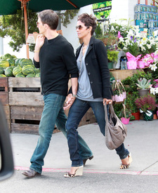 celebrity_paradise.com_TheElder_HalleBerry2011_04_24_groceryshoppinginBeverlyHills8.jpg