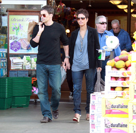 celebrity_paradise.com_TheElder_HalleBerry2011_04_24_groceryshoppinginBeverlyHills9.jpg