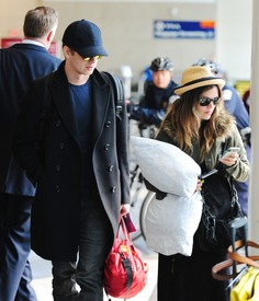 celebrity_paradise.com_TheElder_RachelBilson2011_04_18_departLAXAirport12.jpg