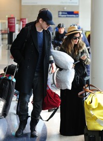celebrity_paradise.com_TheElder_RachelBilson2011_04_18_departLAXAirport13.jpg
