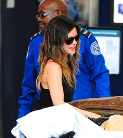 celebrity_paradise.com_TheElder_RachelBilson2011_04_18_departLAXAirport23.jpg