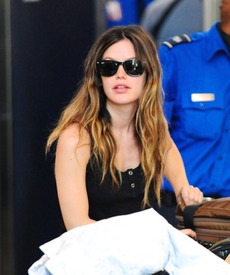 celebrity_paradise.com_TheElder_RachelBilson2011_04_18_departLAXAirport24.jpg