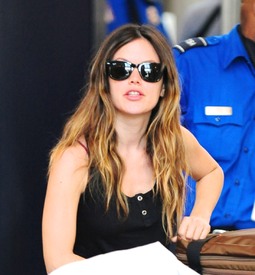 celebrity_paradise.com_TheElder_RachelBilson2011_04_18_departLAXAirport25.jpg