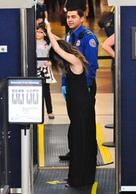 celebrity_paradise.com_TheElder_RachelBilson2011_04_18_departLAXAirport32.jpg