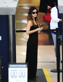 celebrity_paradise.com_TheElder_RachelBilson2011_04_18_departLAXAirport35.jpg