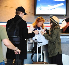 celebrity_paradise.com_TheElder_RachelBilson2011_04_18_departLAXAirport4.jpg