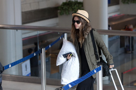 celebrity_paradise.com_TheElder_RachelBilson2011_04_18_departLAXAirport44.JPG