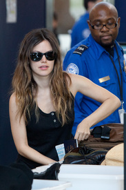 celebrity_paradise.com_TheElder_RachelBilson2011_04_18_departLAXAirport49.JPG