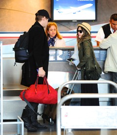 celebrity_paradise.com_TheElder_RachelBilson2011_04_18_departLAXAirport5.jpg