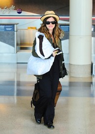 celebrity_paradise.com_TheElder_RachelBilson2011_04_18_departLAXAirport7.jpg
