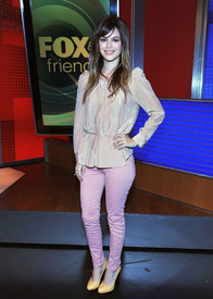 Tikipeter_Rachel_Bilson_visits_FOX_and_Friends_003.jpg