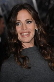 69108_celebrity_paradise.com_JenniferGarner2011_04_05_NewYorkpremiereofArthurTheElder_32_122_981lo.jpg