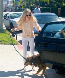 celebrity_paradise.com_TheElder_AmandaSeyfried2011_03_31_OutwithherdoginWestHollywood11.jpg