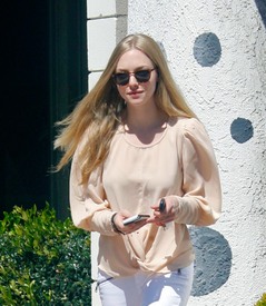 celebrity_paradise.com_TheElder_AmandaSeyfried2011_03_31_OutwithherdoginWestHollywood14.jpg
