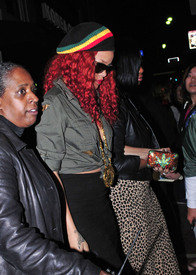 RihannaoutinLAAPR_20_2011HQx72.jpg